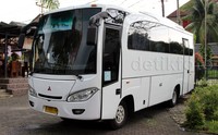 Bus ini sejatinya adalah bus Mitsubishi yang interiornya dimodifikasi. Kokpit untuk sopir dipisah dengan ruang utama untuk pesta. Lampu kelap-kelip menghiasi ruangan khas lokasi pesta.
