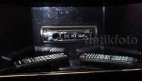 Saat meninjau bus ini, detikOto diberi kesempatan untuk menikmati sound system yang menggelegar. Musik electronic dance music diputar dengan volume suara full. Kualitas suaranya pun terbilang baik dengan bass yang menghentak.
