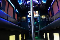 Untuk menikmati bus ini, Anda bisa menyewanya minimal tiga jam dengan harga Rp 3,5 juta. Namun, jika waktu penyewaan lebih dari itu, tarifnya justru lebih murah. Ini sesuai paket yang ditawarkan Royal.