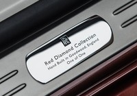Selain warna Red Velvet yang menggoda dan elegan, pada bagian depan grille menggunakan alumunium yang dipoles dengan warna putih. Pool/Dok. Rolls Royce.