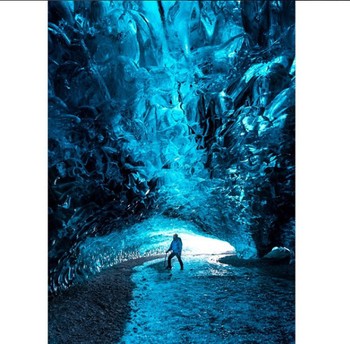 Aksi Tom ketika di dalam gua es Islandia. (kredit foto: Instagram)