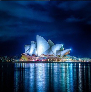 Suasana malam Opera House di Sydney, Australia. (kredit foto: Instagram)