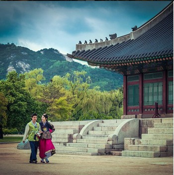 Potret pasangan kekasih di Korea Selatan dengan pakaian tradisionalnya. (kredit foto: Instagram)