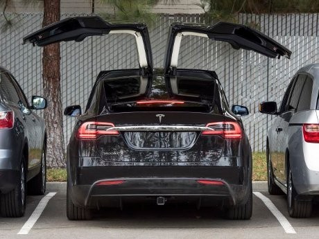 Tesla Kirim Model X Signature Series ke Pemesan