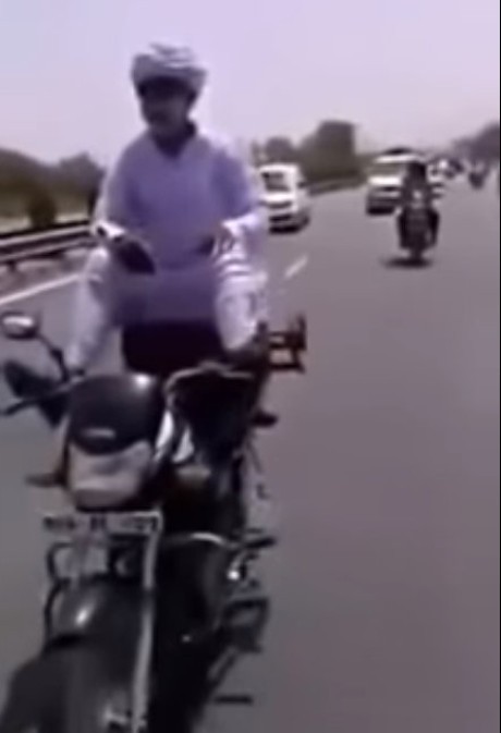 Jangan Ditiru! Pria Ini Kemudikan Motor Pakai Kaki