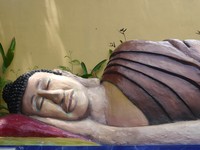 Indonesia punya beberapa patung Buddha tidur yang tak kalah keren dari punya Thailand. Selain di Bogor dan Mojokerto, patung semacam itu juga bisa dilihat di Vihara Buddhagaya Watugong, Semarang (Kurnia/detikTravel)