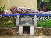 Patung ini dibuat pada masa-masa awal berdirinya vihara, yaitu sekitar tahun 1950-an. Patung tersebut menggambarkan Sang Buddha Parinibbana dalam posisi tidur di bawah pohon sala (Kurnia/detikTravel)