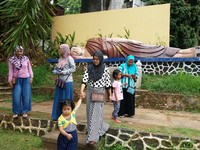 Turis yang datang ke vihara banyak yang tertarik untuk melihat patung ini. Tak sedikit juga yang berfoto di depannya (Kurnia/detikTravel)