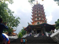 Tak jauh dari letak Buddha tidur, ada Pagoda Avalokitesvara yang tampak menjulang tinggi ke langit. Pagoda ini punya 7 tingkat dengan tinggi 45 meter (Kurnia/detikTravel)