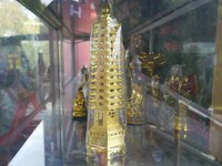 Di bagian luar lantai 1 pagoda, ada lemari berisi aneka suvenir yang bisa dibeli pengunjung. Seperti, miniatur pagoda dan rupang Buddha. Harga jualnya mulai dari Rp 150 ribu (Kurnia/detikTravel)