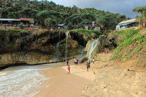 Unik! Pacitan Punya Pantai dengan Air Terjun
