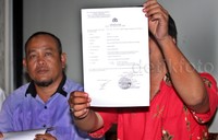 Kuasa hukum Toto Suhartono-Rasta Wiguna, Rafael menunjukkan tanda bukti laporan di Polda Jabar. Pool/Lamhot Aritonang/detikFoto.