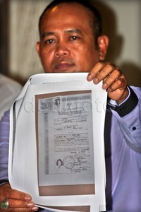 Sekretaris Partai NasDem Indramayu M Hatta memperlihatkan fotokopi legalisir ijazah yang diduga palsu. Pool/Lamhot Aritonang/detikFoto.
