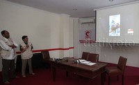 MER-C memperlihatkan persiapan operasi di RS Indonesia di Gaza menggunakan fasilitas Skype.     