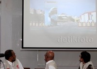 MER-C menayangkan persiapan operasi di RS Indonesia di Gaza secara langsung dengan fasilitas Skype.     