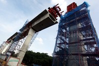 Sejumlah paket pemasangan beton untuk penyambung jalan (box girder) sudah mulai dikerjakan. Salah satu lokasi yang sudah terpasang box girder berada di Jalan Trunojoyo, Jakarta Selatan, Selasa (29/12/2015).