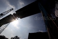 Terlihat satu box girder sudah terpasang dan tiang-tiang penyangga box girder di sepanjang Jalan Trunojoyo.