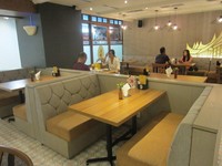 Berlokasi di Lantai Ground Kuningan City, interior Sari Bagindo memunculkan suasana minimalis dan homey. Sentuhan tradisional tercermin dari pajangan songket Padang dan dinding kayu berpola rumah Gadang.