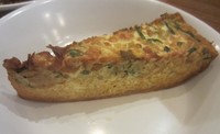 Telur dadarnya disajikan dalam potongan segitiga khas telur kembung Minang. ​Penggunaan telur bebek membuat tekstur telur rapat dan padat.