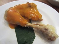 Ayam pop berupa ayam kampung yang disajikan bersama bumbu gulai. Bumbunya terasa pas dan gurih enak.