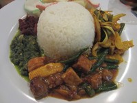 Nasi Sayur Nangka disajikan dengan tumis tauco kacang panjang dan tempe, sayur nangka, sambal hijau, sambal merah, serta kerupuk.
