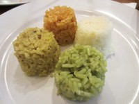 Nasi 4 Rasa disajikan tanpa pelengkap apapun seperti nasi rames pada umumnya. Terdapat 4 warna yaitu merah yang dibuat dari tomat, kuning dari kunyit, hijau dari pandan, dan nasi putih.