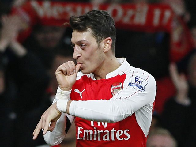 Ozil Antar Arsenal ke Puncak Klasemen