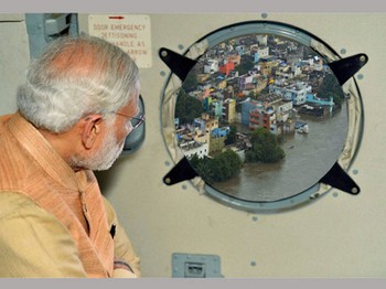 Untuk memperlihatkan Perdana Menteri India Narendra Modi melihat area yang terkena banjir, lembaga Press Information Bureau  melakukan rekayasa Photoshop ini yang akhirnya ketahuan dan dihapus. (istimewa/wetpaint)