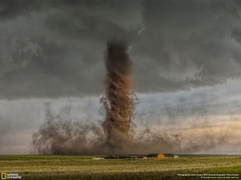 Dirt foto yang menampilkan badai tornado di Colorado, Amerika Serikat karya fotografer James Smart asal Australia kategori Nature menjadi juara umum dan berhak mendapatkan hadiah USD 10.000 & perjalanan ke markas NatGeo serta mengikuti seminar NatGeo Photograhy Januari 2016. (kredit foto: James Smart/National Geographic)