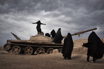 Sekelompok mahasiswi Iran saat menaiki tank bekas perang antara Iran dan Irak. Foto ini diambil oleh Yanan Li yang masuk ke kategori People. (kredit foto: Yanan Li/National Geographic)