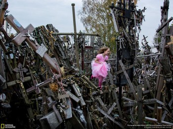 Gadis cilik berwarna baju pink berlari di kerumunan salib yang terleak di negara Lithuania. Foto ini diambil oleh Hideki Mizuta. (kredit foto: Hideki Mizuta/National Geographic)