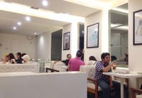 Kafe Snow-it di Kemang punya tampilan simple dengan dinding bercat putih. Ada bagian dinding yang dihias goresan peta dunia, menunjukkan kota Seoul dan Jakarta. Untuk menunya, Snow-it punya andalan dessert Korea.