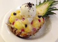 Pineapple Bingsoo punya topping potongan nanas, raspberry, kismis, guyuran susu kental manis, satu s​k​op es krim vanilla dan taburan remah ​biskuit hitam​. Bingsu seperti serpihan salju ini punya rasa paduan manis dan asam segar dari buah.