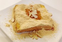 Citron Injeolmi Toast berisi injeolmi (sejenis rice cake) yang kenyal. Memberi sensasi unik bagi yang pertama mencoba. Permukaan toast terlihat diberi bubuk kacang kedelai (konggaru) dan selai jeruk yang sedikit pahit.