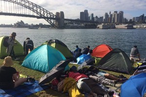 Demi Tonton Pesta Kembang Api, Warga Sydney Rela Bermalam di Tenda