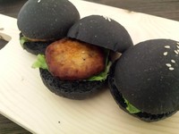 Menu istimewa di Batavia Market ini antara lain adalah Black Burger, yaitu burger hitam dari activated charcoal dan patty yang terbuat dari tempe.
