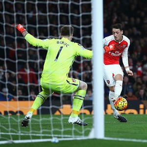 Oezil Butuh Medali Premier League untuk Samai Bergkamp