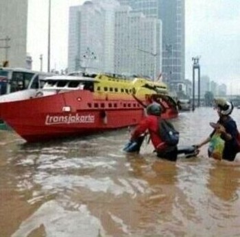 Apapun kejadiannya tak luput dari pandangan netizen, termasuk juga banjir yang sempat melanda Jakarta awal tahun lalu. Segudang meme banjir pun melanda dunia maya. Tentu kebanyakan isinya adalah guyonan-guyonan soal banjir yang menggelitik.