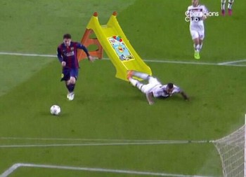 Juga di bulan Mei, Lionel Messi memamerkan skill memukau kala memperdaya Jerome Boateng untuk mencetak gol kedua dalam pertandingan semifinal Liga Champion antara Barcelona versus Bayern Muenchen. Meme yang menyindir Boateng pun langsung bertebaran