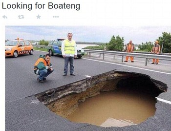 Boateng memang sampai terjengkang menghadapi gocekan Messi.