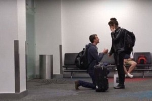 Traveler Ini Melamar Pasangannya di Terminal Bandara Selandia Baru