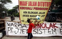 Warga melakukan penutupan jalan ke beberapa akses masuk kawasan industri daerah Pulogadung.