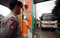 Anggota polisi tampak berjaga di e-gate atau akses berbayar di kawasan tersebut.