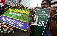 Sejumlah massa berunjuk rasa di Kedubes Arab Saudi di Jakarta, Senin (04/01/2016).