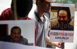 Pendemo Minta KPK Periksa Surya Paloh