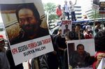 Pendemo Minta KPK Periksa Surya Paloh