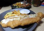 Asyiknya Makan Fish and Chips yang Renyah dan Bersaus Gurih
