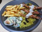 Asyiknya Makan Fish and Chips yang Renyah dan Bersaus Gurih