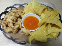 Calamary yang digoreng dengan tepung crunchy bisa jadi camilan enak. Potongan cumi berbentuk cincin dengan lapisan tepung terasa gurih dengan tektsur yang empuk dan tidak alot. Cumi enak dipadukan dengan keripik nachos dengan cocolan saus oranye yang asam manis sedikit pedas.