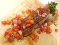 Sepotong ikan barramundi, dua buah ricecake, dan paduan saus salsa serta sambal dabu-dabu royal membuat menu ini sangat memuaskan.